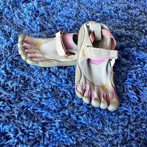 Vibram Five Finger - size 7 - size 37